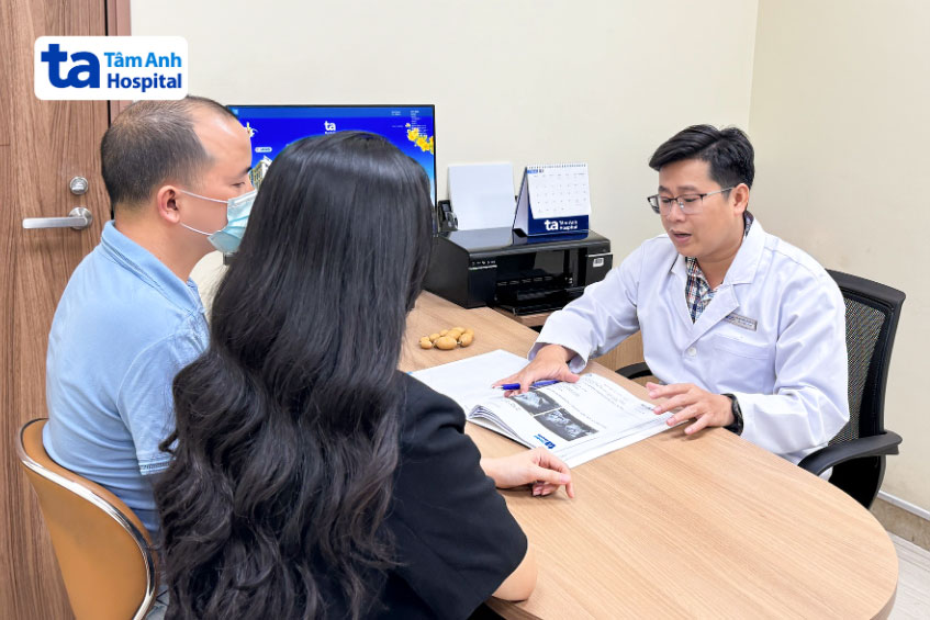 Bác sĩ Huy tư vấn điều trị cho một cặp đôi