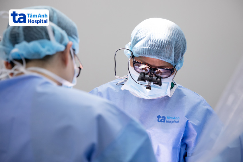 Bác sĩ Khang (bên phải) cùng êkíp mổ cho người bệnh