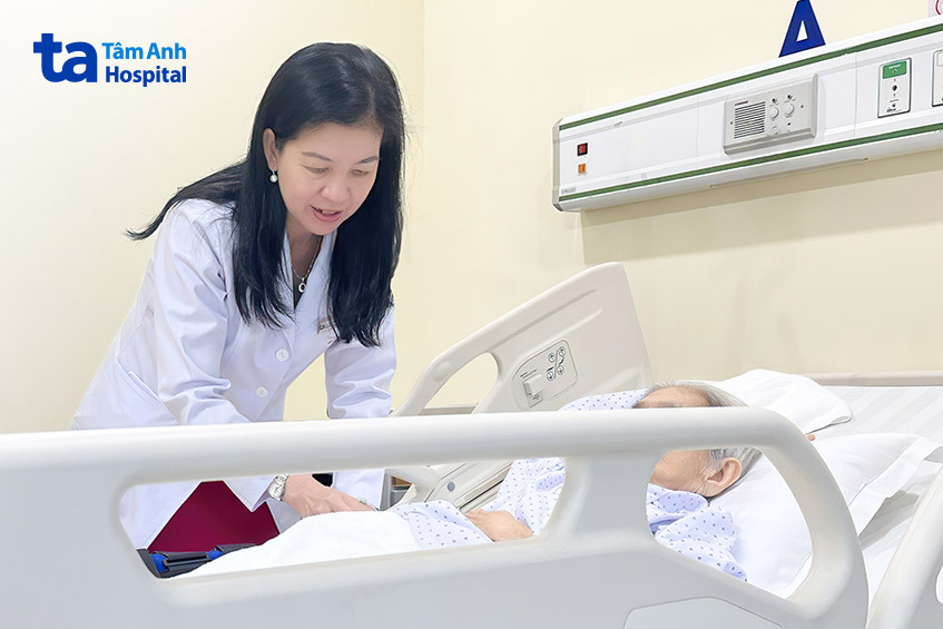 Bác sĩ Kiều kiểm tra vết mổ cho bệnh nhân trước lúc xuất viện