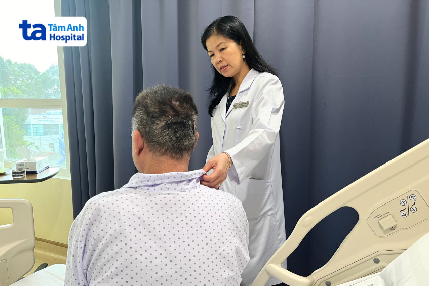 ThS.BS.CKII Huỳnh Thanh Kiều thăm hỏi bệnh nhân trước khi xuất viện