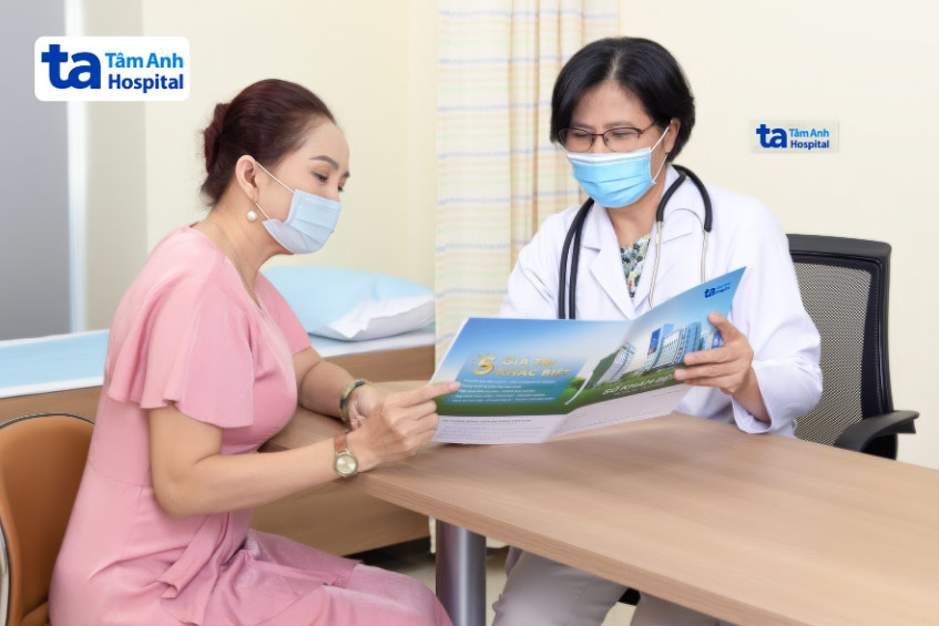 Bác sĩ Lan Anh khám cho người bệnh tại Phòng khám Đa khoa Tâm Anh Quận 7