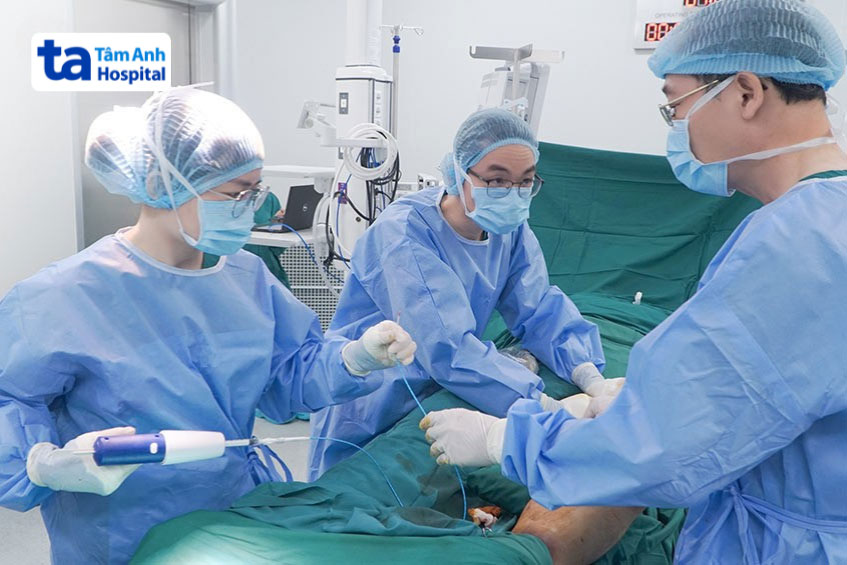 TTƯT.BS.CKII Trần Công Quyền cùng ê kíp đang thực hiện bơm keo sinh học cho bệnh nhân