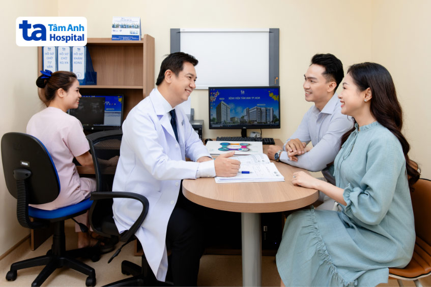 Bác sĩ Tuân tư vấn điều trị cho một cặp vợ chồng bị vô sinh