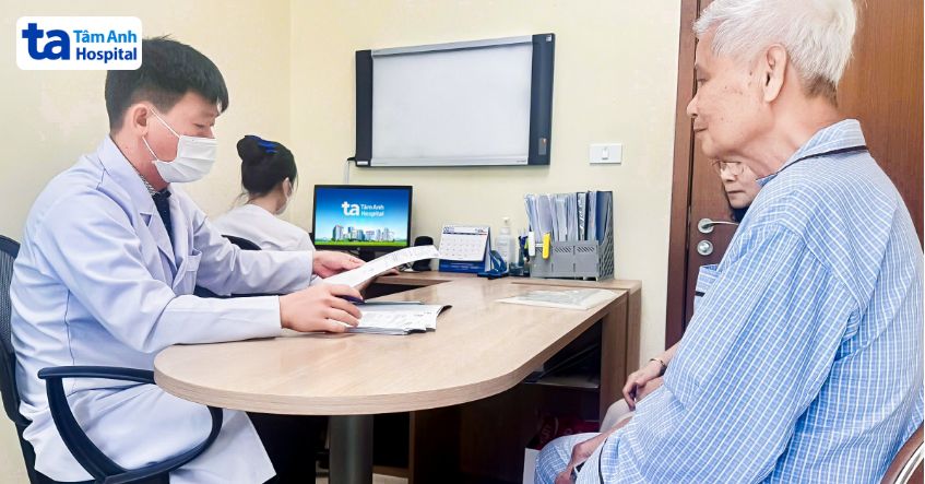 bs Uẩn tư vấn cho bệnh nhân