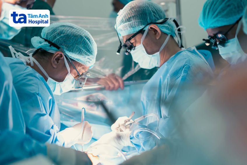 Các bác sĩ Trung tâm Tim mạch, BVĐK Tâm Anh TP.HCM phẫu thuật tim hở bằng đường mổ nhỏ, kết hợp gây tê mặt phẳng cơ dựng sống giảm đau giúp bệnh nhi hồi phục nhanh, xuất viện sớm sau 5 ngày.