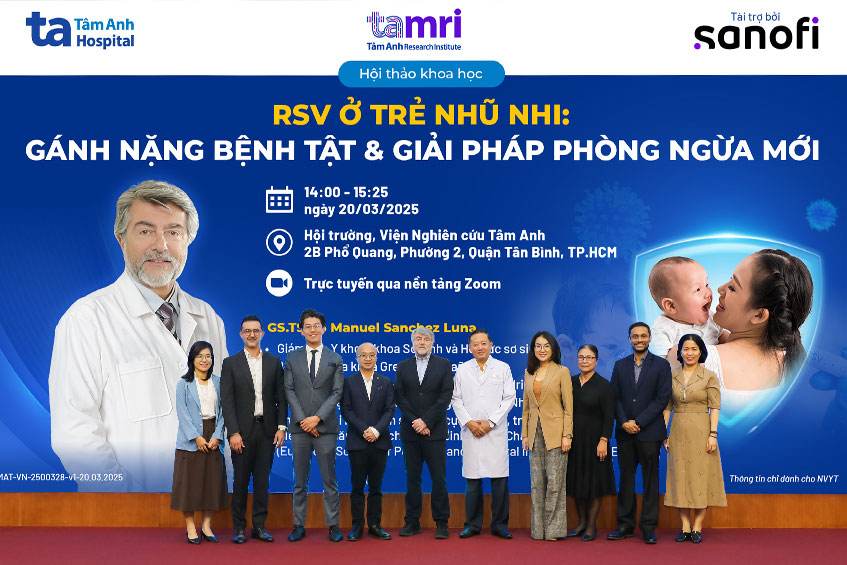 các bác sĩ, chuyên gia chụp hình cùng ban tổ chức