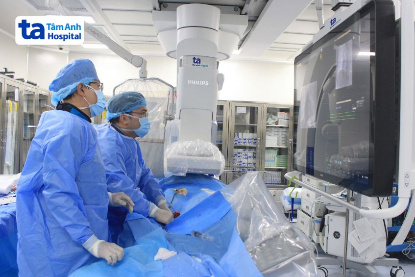 Các bác sĩ Trung tâm Tim mạch, Bệnh viện Đa khoa Tâm Anh TP.HCM can thiệp điều trị cho bệnh nhân tim một thất
