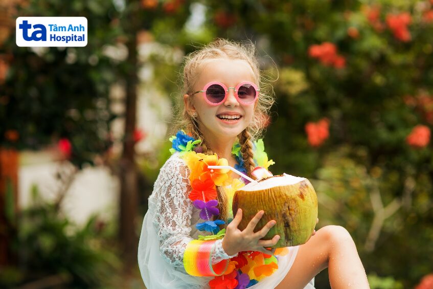cần cho trẻ bị tay chân miệng uống nước dừa đúng cách