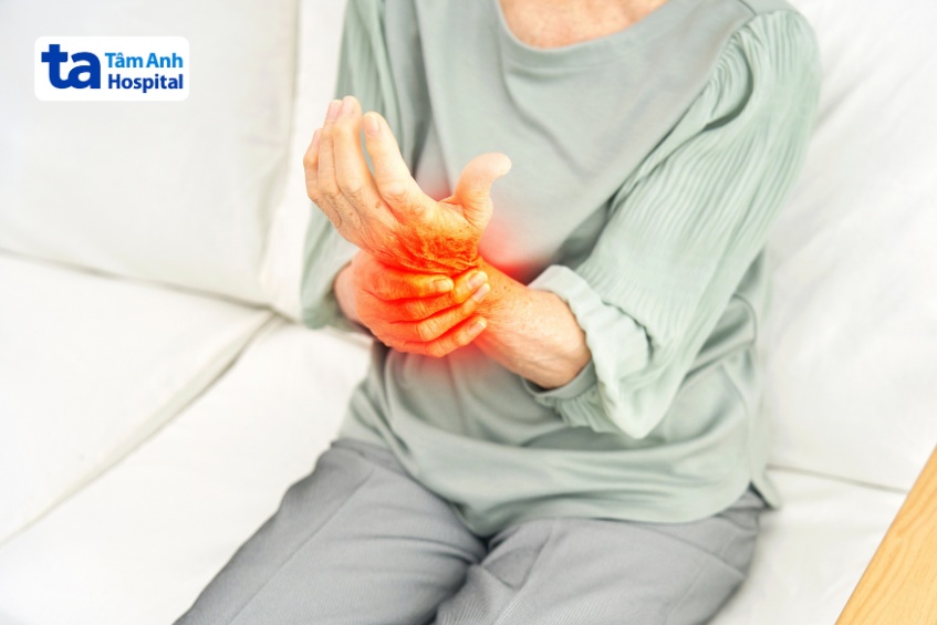 cảnh báo nguyên nhân nghiêm trọng gây tê tay phải