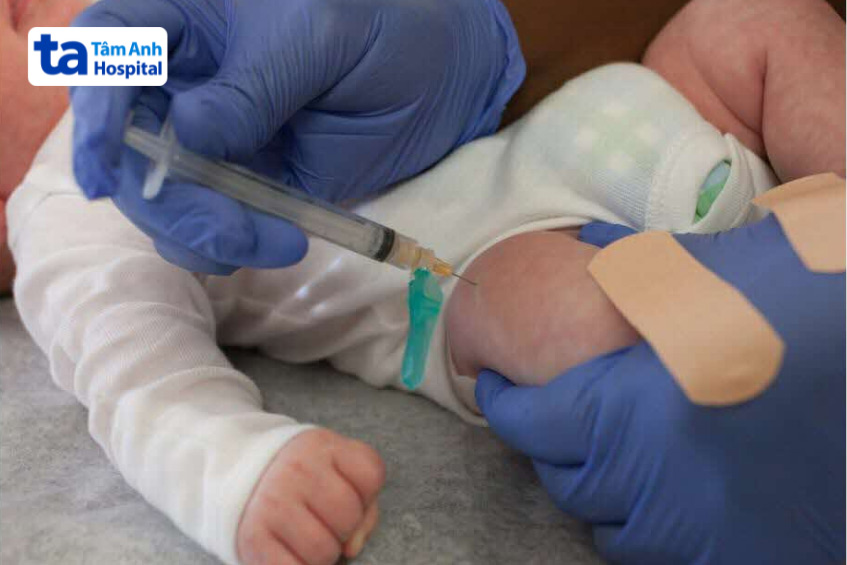 chích vắc xin 6 trong 1 cho trẻ sinh non
