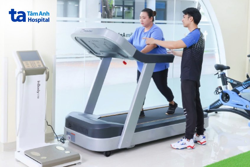 chuyên viên hướng dẫn đi bộ giảm cân