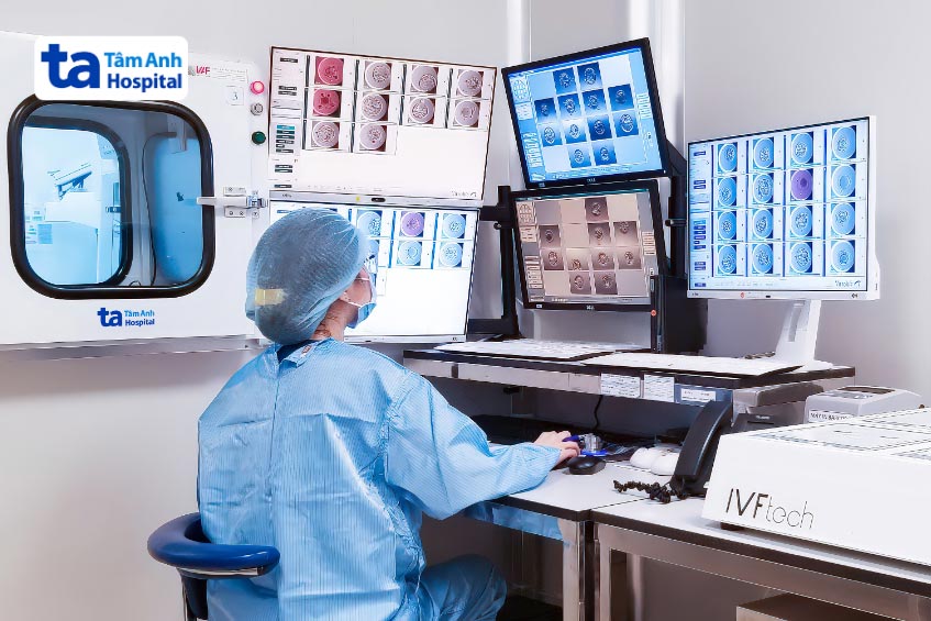 Chuyên viên phôi học quan sát toàn diện quá trình phát triển của phôi qua hệ thống camera quan sát liên tục tích hợp AI của tủ nuôi cấy hiện đại