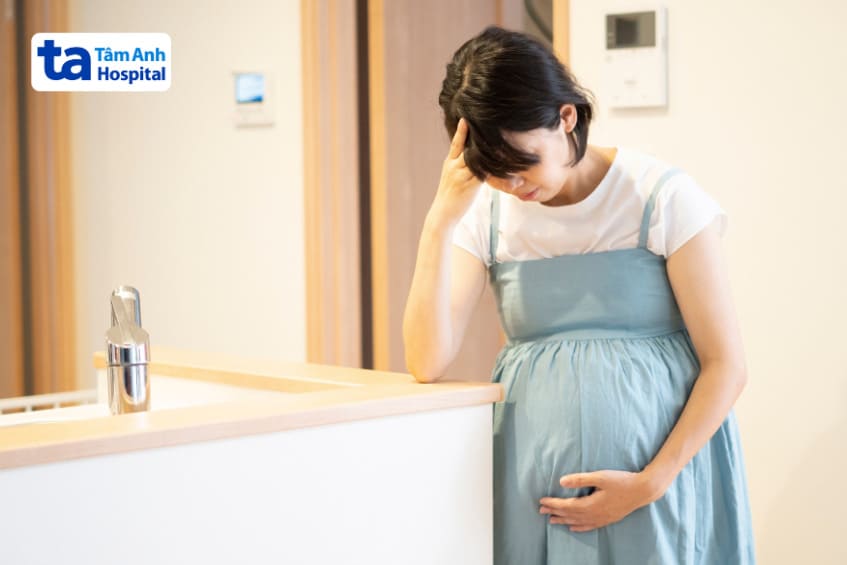 có nhiều nguyên nhân gây đau đầu khi mang thai