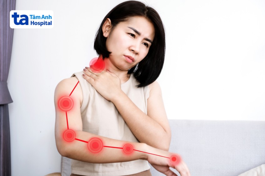 cơn đau từ cổ lan xuống tay
