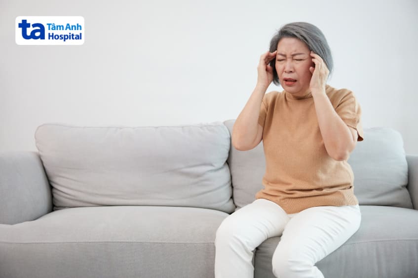đau đầu ở người cao tuổi do căng thẳng thần kinh