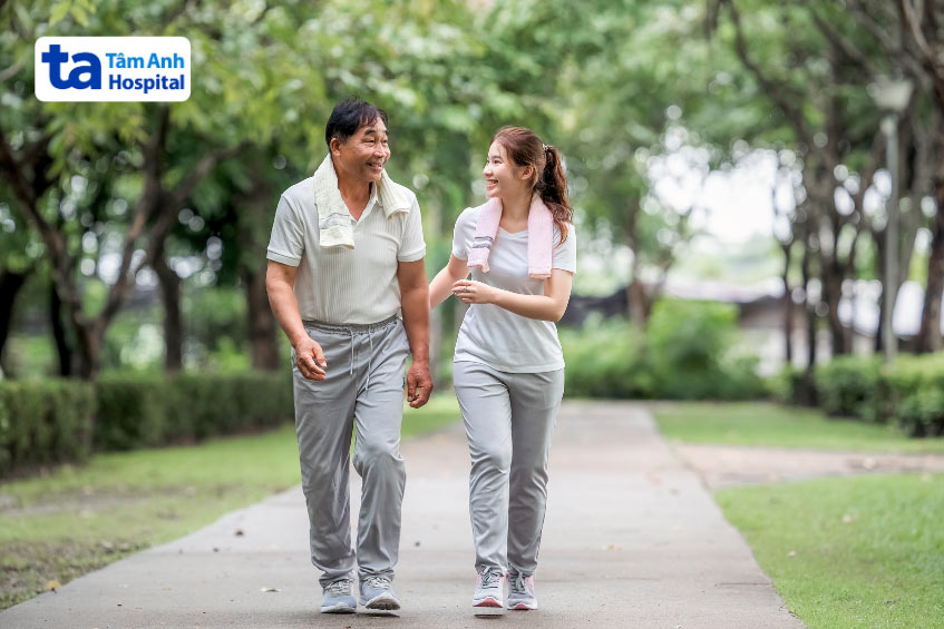 Đi bộ giúp cải thiện viêm khớp cùng chậu