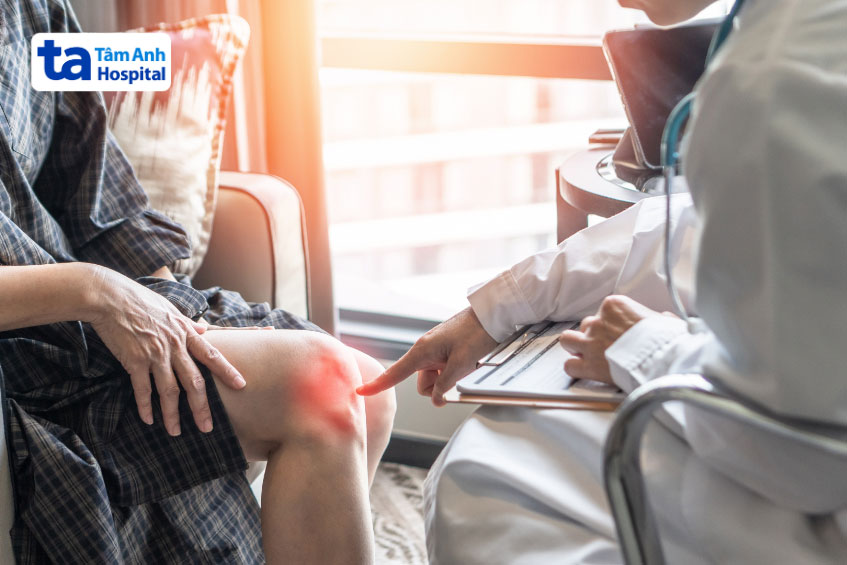 Bác sĩ điều trị bệnh viêm khớp tự miễn