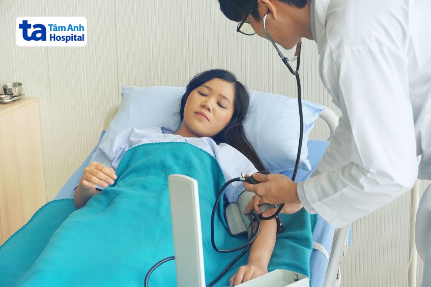 Đo huyết áp khi nằm thường được áp dụng ở bệnh nhân nằm viện dài ngày, gặp khó khăn khi ngồi hoặc đứng