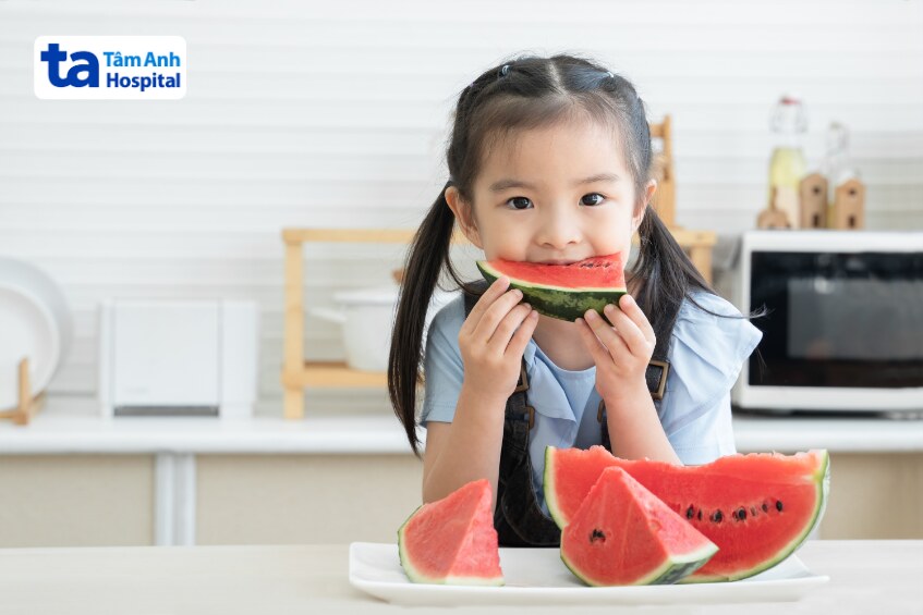 dưa hấu tốt cho trẻ bị tay chân miệng