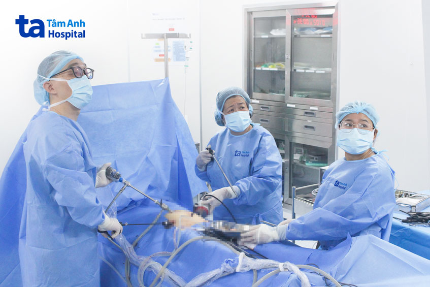 ê kíp phẫu thuật nội soi bóc u xơ