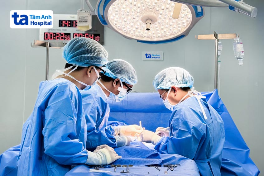 ThS.BS.CKII Dương Quang Huy cùng ê kíp phẫu thuật tìm tinh trùng cho người bệnh