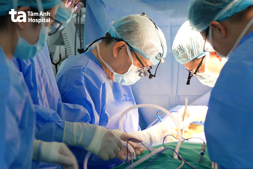 Ekip thực hiện phẫu thuật cho người bệnh