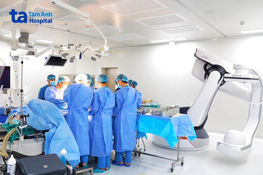 ekip phẫu thuật thay khớp gối cho bà