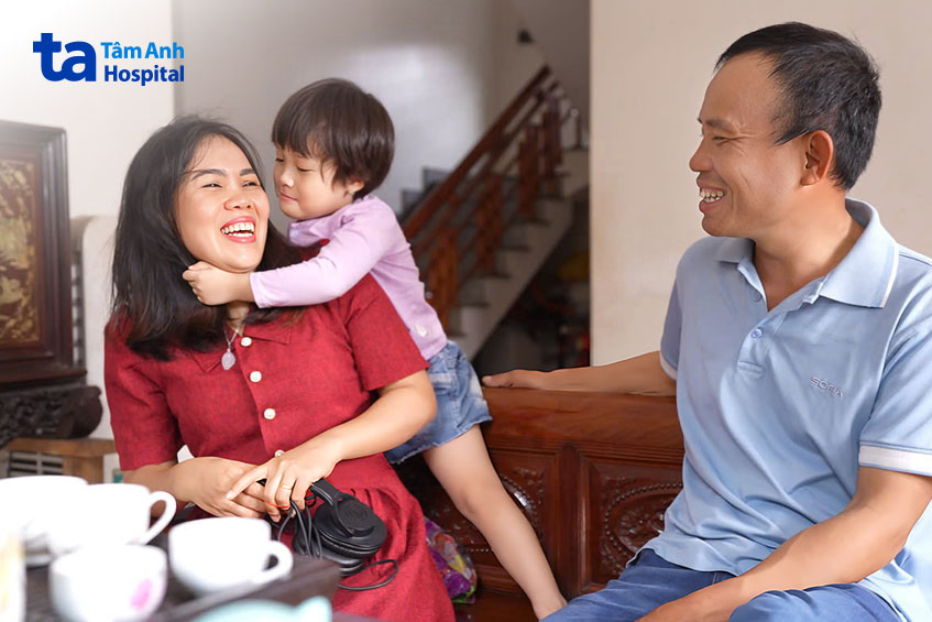 Gia đình anh Bình, chị Duyên hạnh phúc khi bé Đậu chuẩn bị được lên chức chị