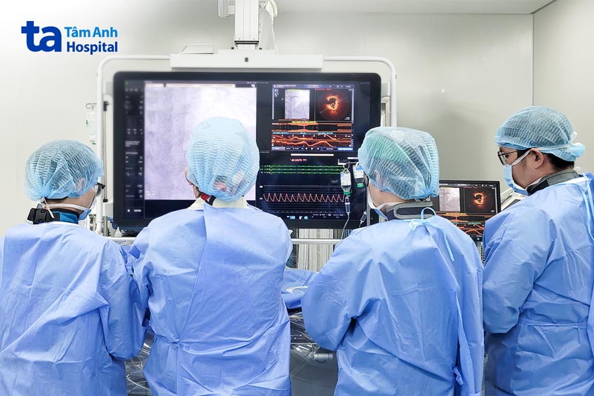 Giáo sư Nhân (thứ hai từ trái sang) cùng ê kíp can thiệp đặt stent cho bệnh nhân