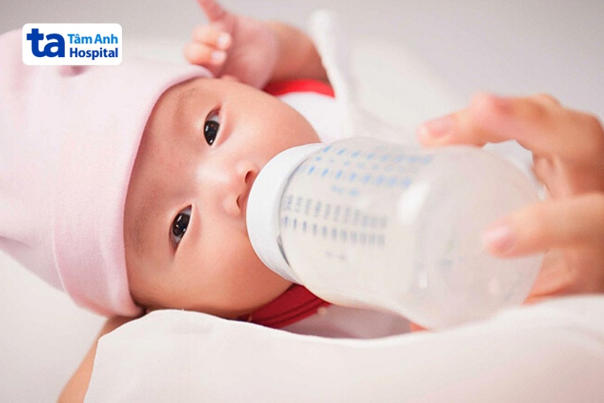 hạ sốt cho trẻ sau tiêm 6in1 bằng cách uống sữa mẹ