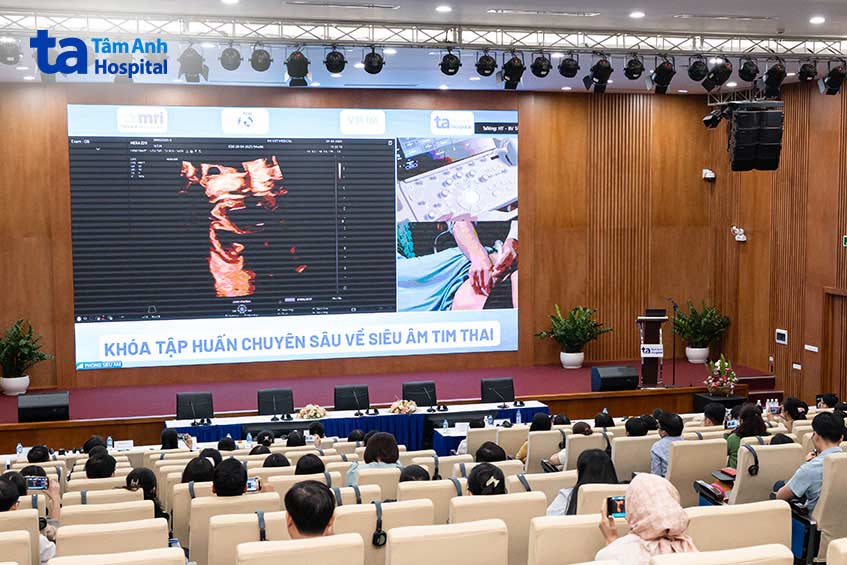 hàng trăm chuyên gia bác sĩ theo dõi