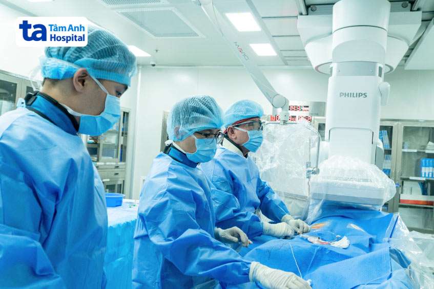 Hệ thống trang thiết bị đầy đủ, hiện đại, có hệ thống camera hỗ trợ xuyên suốt trong quá trình thực hiện thủ thuật