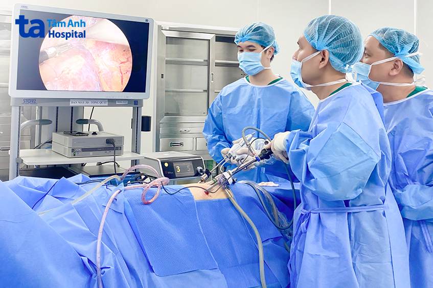 hình ảnh bác sĩ đang thực hiện ca mổ