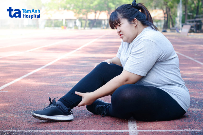 hình ảnh phụ nữ béo phì vừa vận động xong