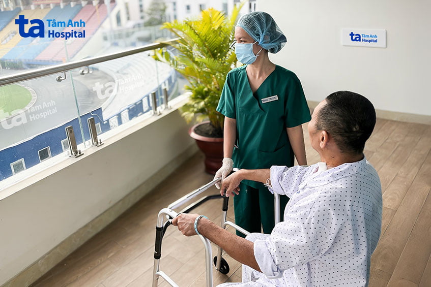 ông L. hồi phục sau thời gian điều trị tại ICU
