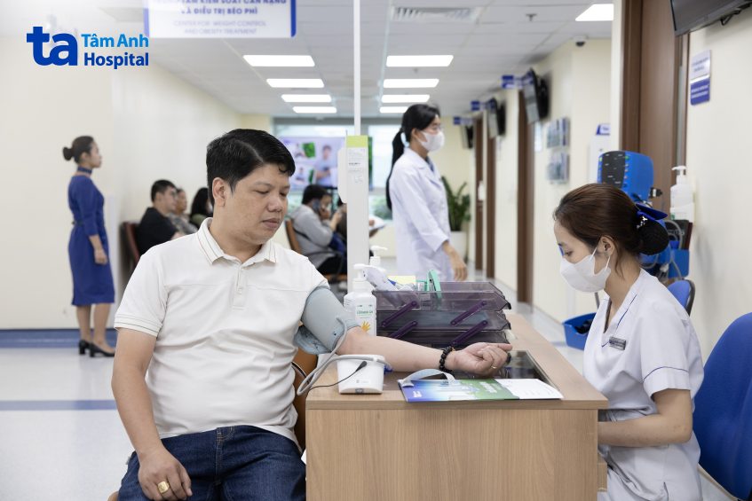 khách hàng đo huyết áp tại tâm anh