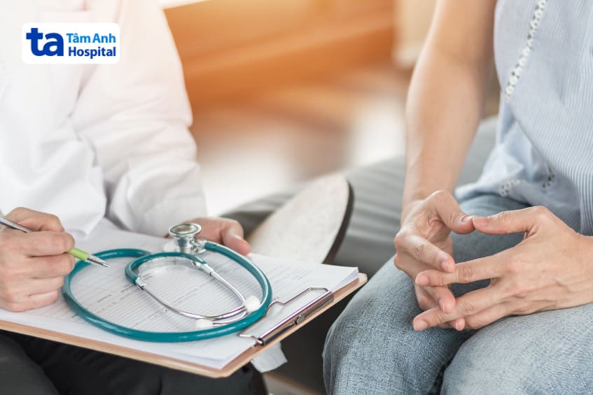 khi cơn đau đầu trở nên dữ dội nên đi thăm khám với bác sĩ