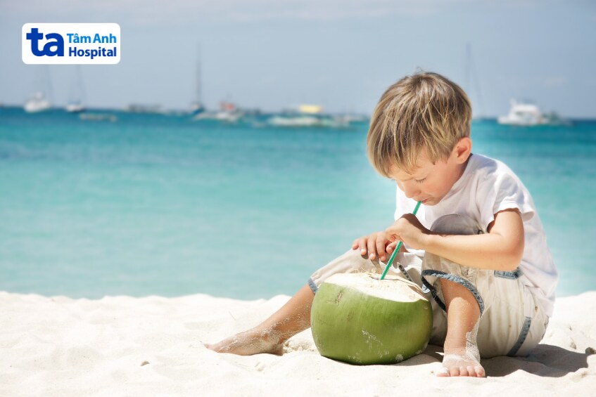 không nên cho trẻ uống quá nhiều nước dừa