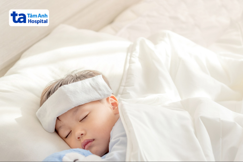 không nên tắm nếu trẻ tiêm 6in1 về bị sốt