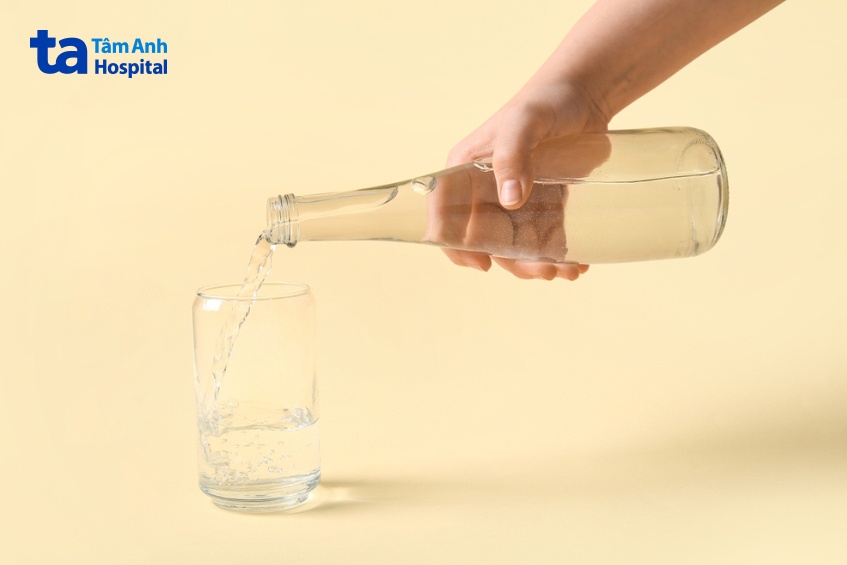 không nên uống quá nhiều nước