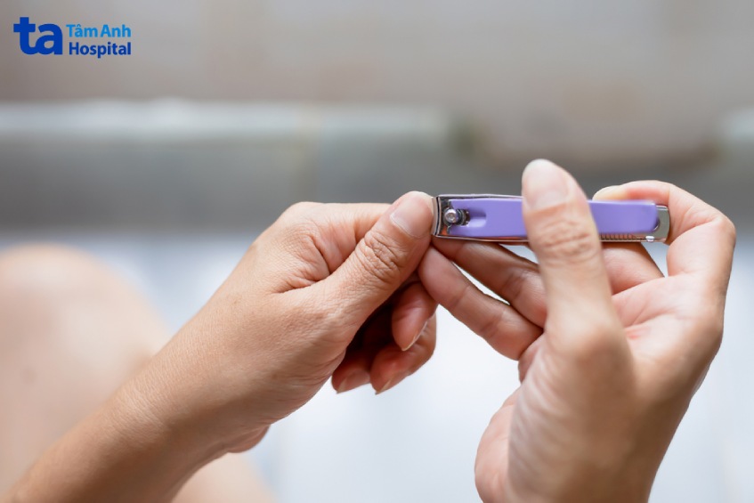 luôn cắt tỉa móng tay cẩn thận