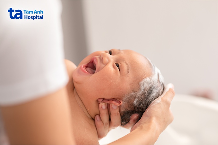 luôn chú ý vệ sinh sạch sẽ cho trẻ để tránh các tác nhân gây bệnh