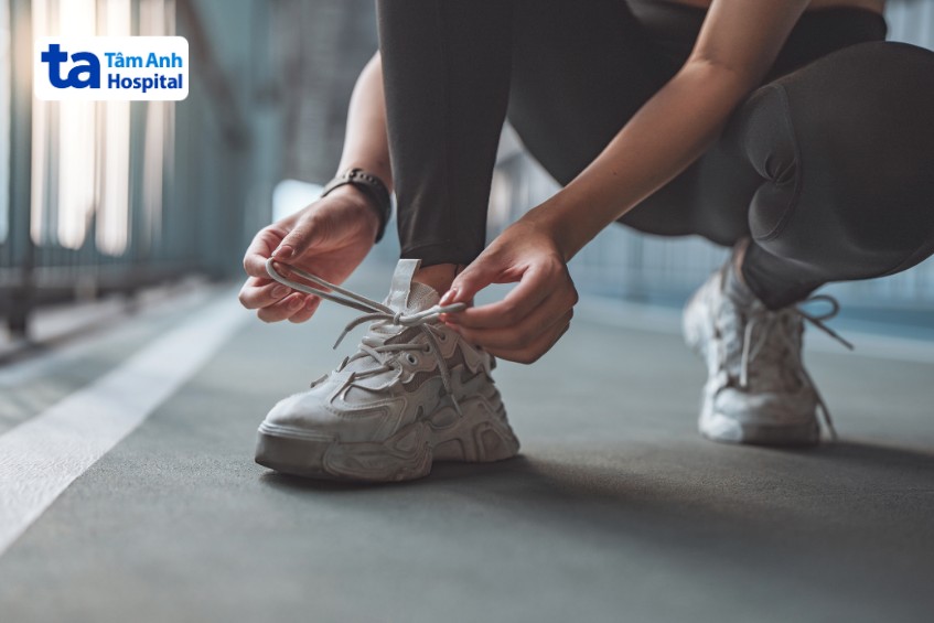 mang giày phù hợp giảm viêm khớp
