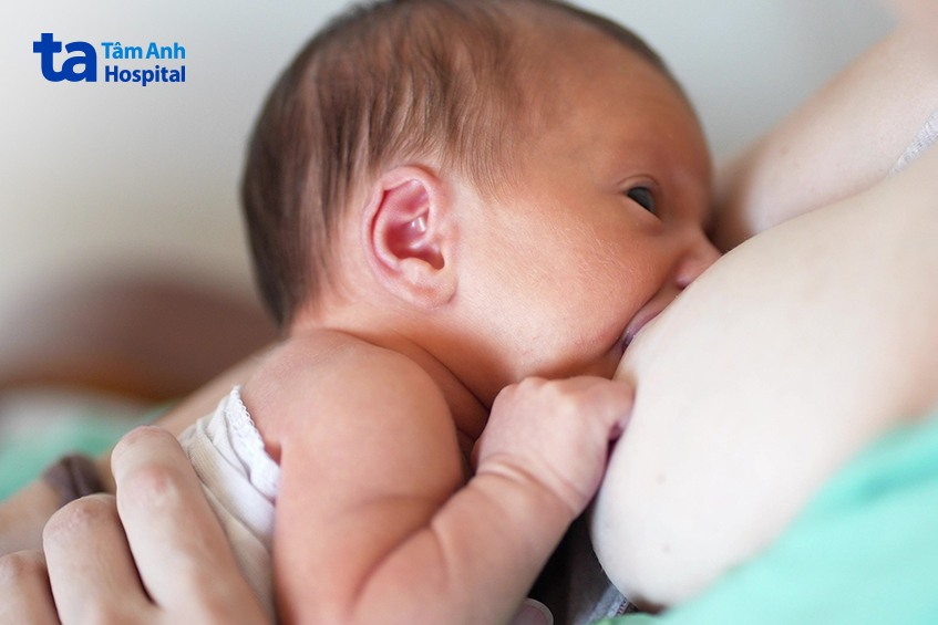 mẹ cho trẻ bú thường xuyên hơn theo hướng dẫn của bác sĩ
