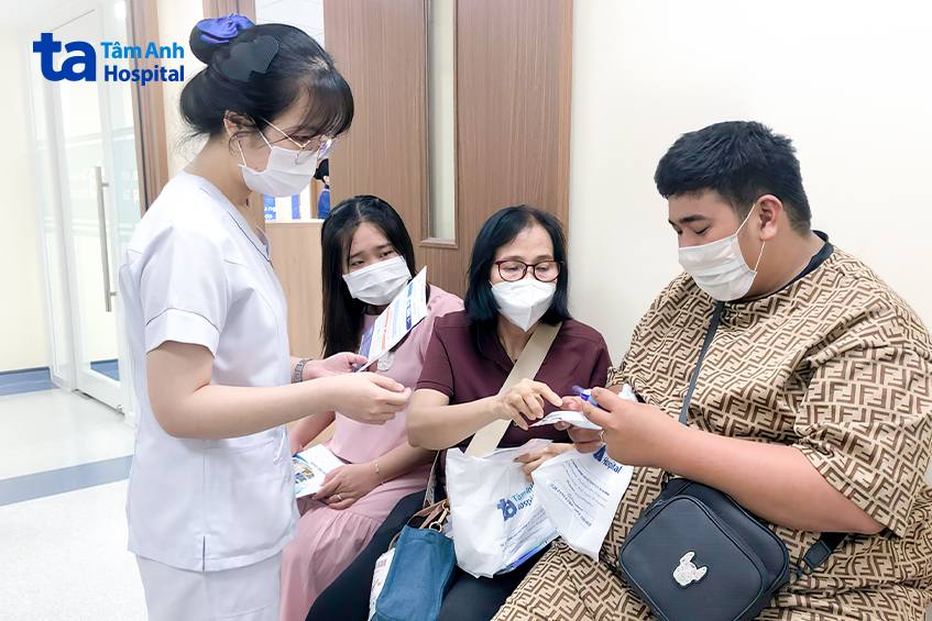 mẹ và vợ đưa quang đi khám