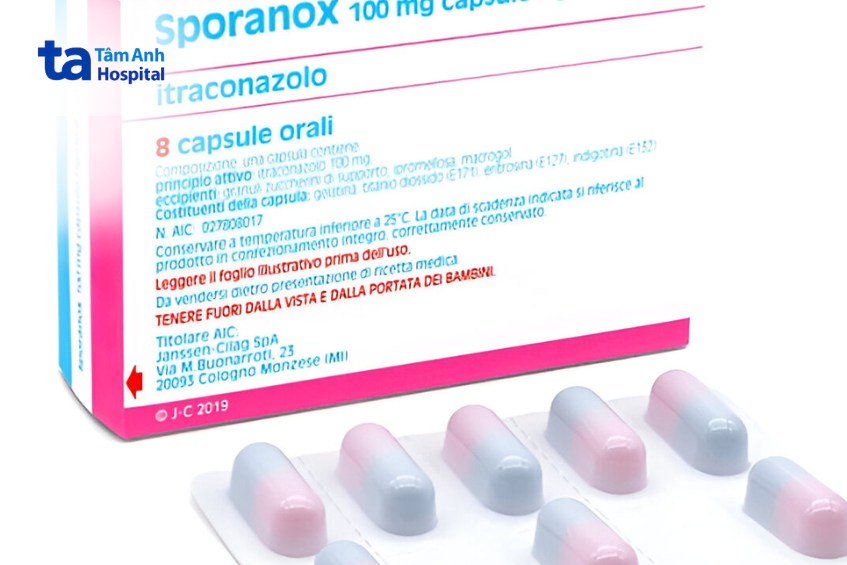 một loại thuốc uống chứa 100mg itraconazole thường được dùng để trị nấm móng tay