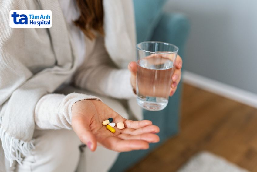 Một số loại thuốc có thể gây tác dụng phụ là đau ngực bên trái âm ỉ