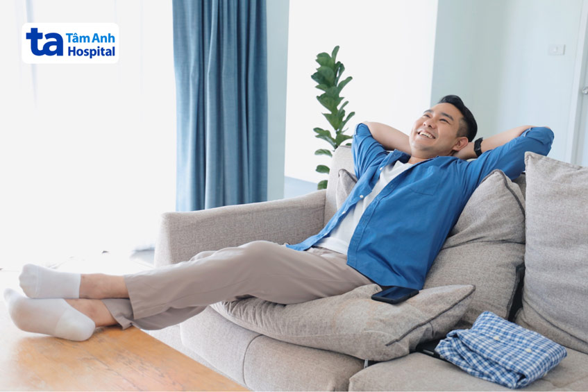 Nam giới nên ưu tiên các hoạt động giải trí nhẹ nhàng nhằm giải tỏa căng thẳng, tốt cho giấc ngủ
