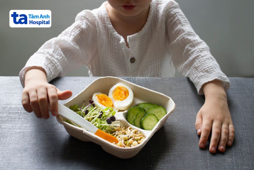 nên bổ sung đa dạng nhóm chất cho trẻ bị tay chân miệng