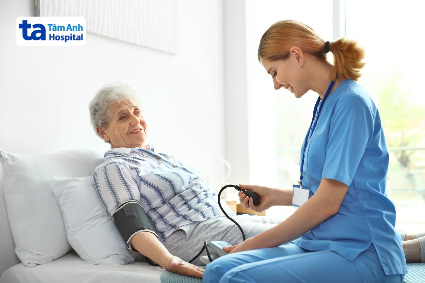 Nên có nhân viên y tế hỗ trợ đo huyết áp tư thế nằm